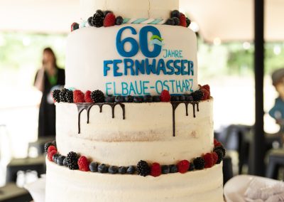 EIne Torte mit dem FEO-Logo und einer großen blauen 60