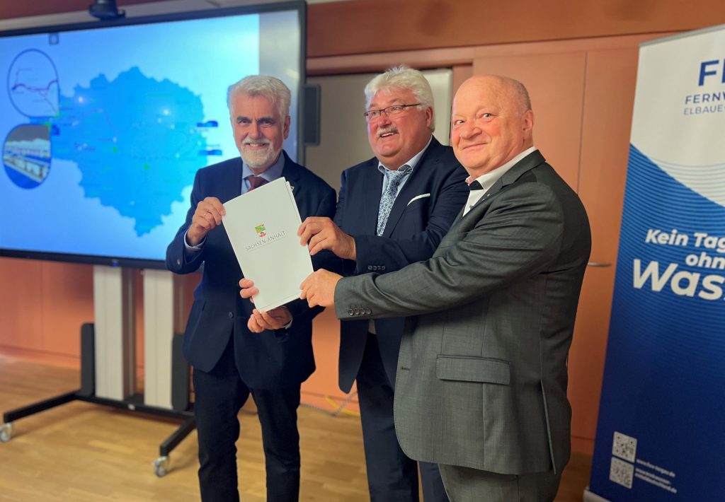 Übergabe der Fördermittelbescheide durch Minister Willingmann an Harald Bock und Dr. Dirk Brinschwitz
